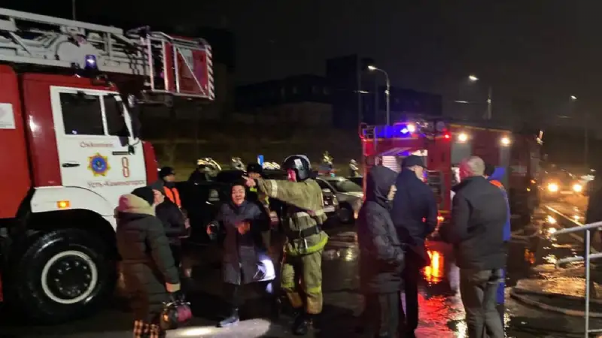 80 человек эвакуировали из-за пожара в многоэтажке в Усть-Каменогорске