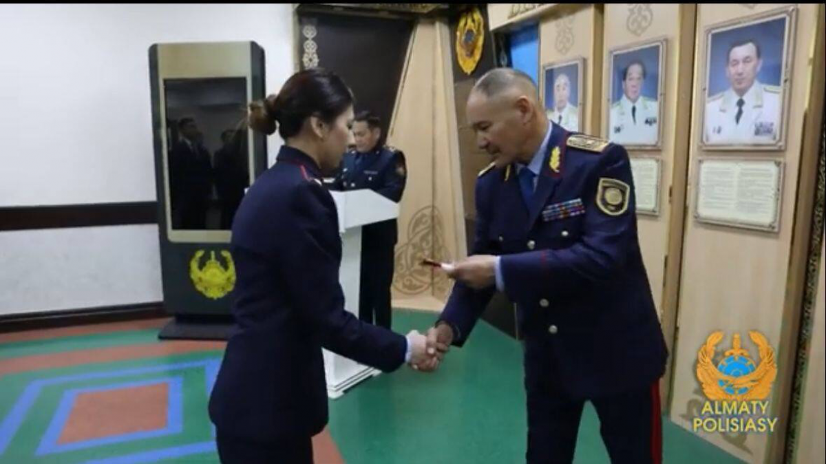 В Алматы 45 полицейских получили первые офицерские погоны