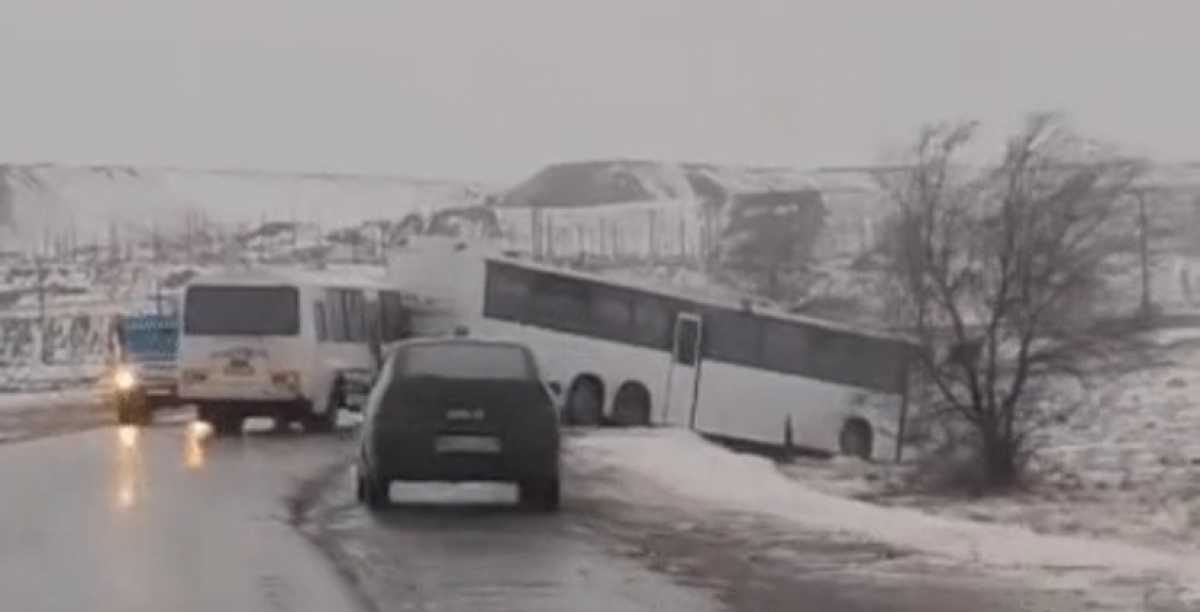 Автобусы с людьми съехали с трассы в Павлодарской области