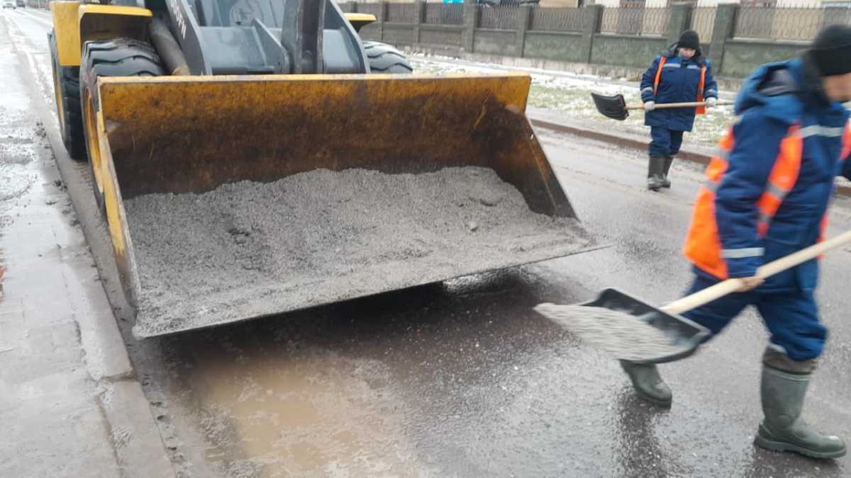 Свыше 1600 дорожных рабочих очищают дороги и тротуары от наледи