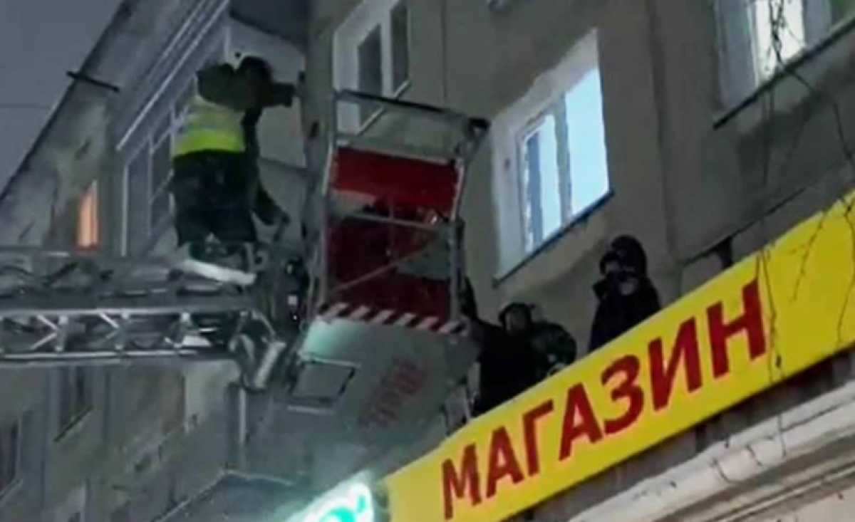 В Усть-Каменогорске мужчина упал с 4-го этажа на козырёк магазина