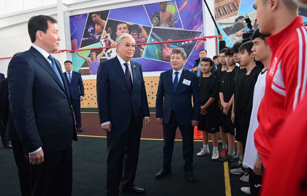 Токаев побеседовал с юными спортсменами в Актюбинской области