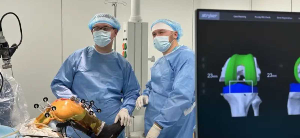 Робот-ассистент провёл операцию по замене сустава в Астане
