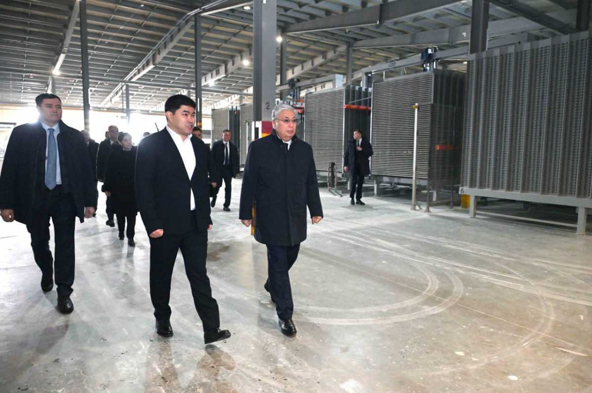 Президент Казахстана посетил завод по производству керамогранита и керамических плит в Актобе