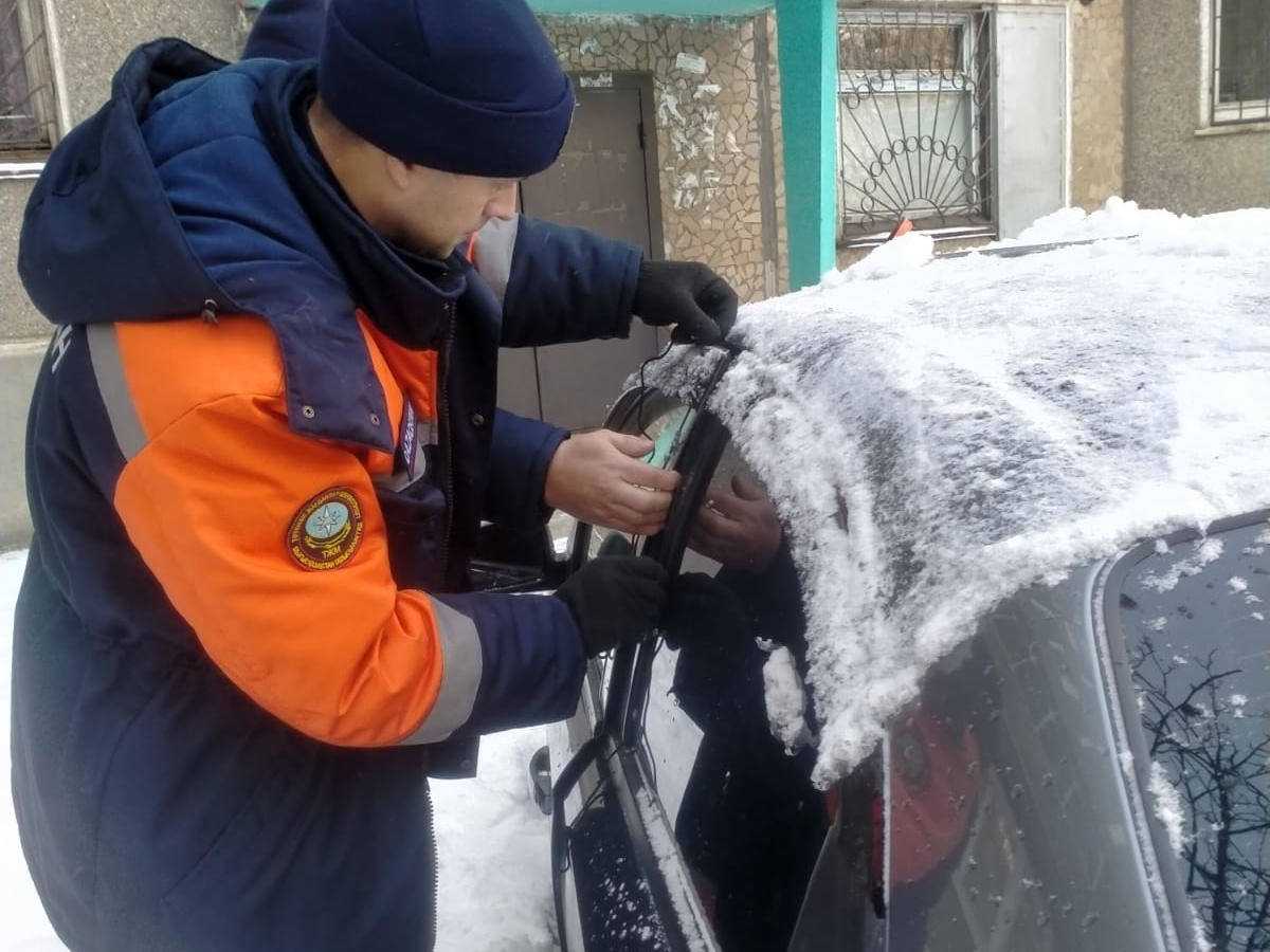 В Усть-Каменогорске спасатели пришли на помощь малышу, заблокированному в авто