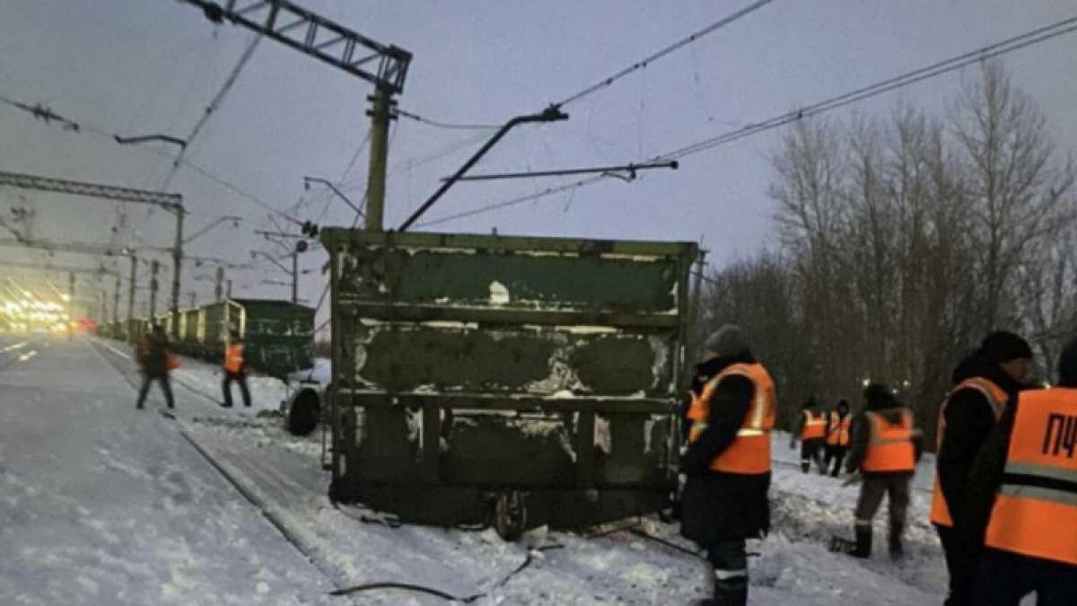 Тепловоз столкнулся с поездом в Петропавловске