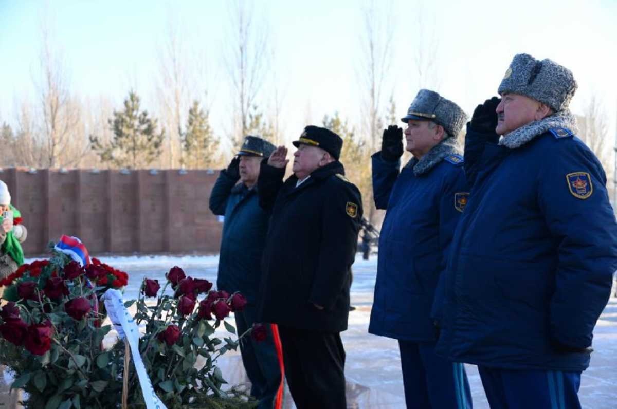 В столице возложили цветы к памятнику генералу Панфилову