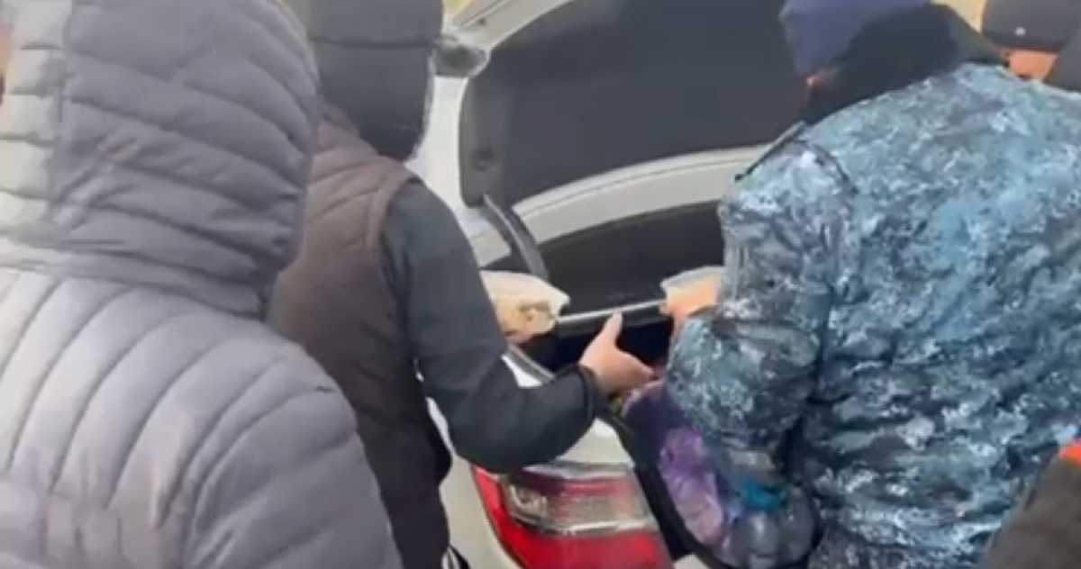Полицейские раздали застрявшим в дороге путникам хлеб и горячее питание в Туркестанской области