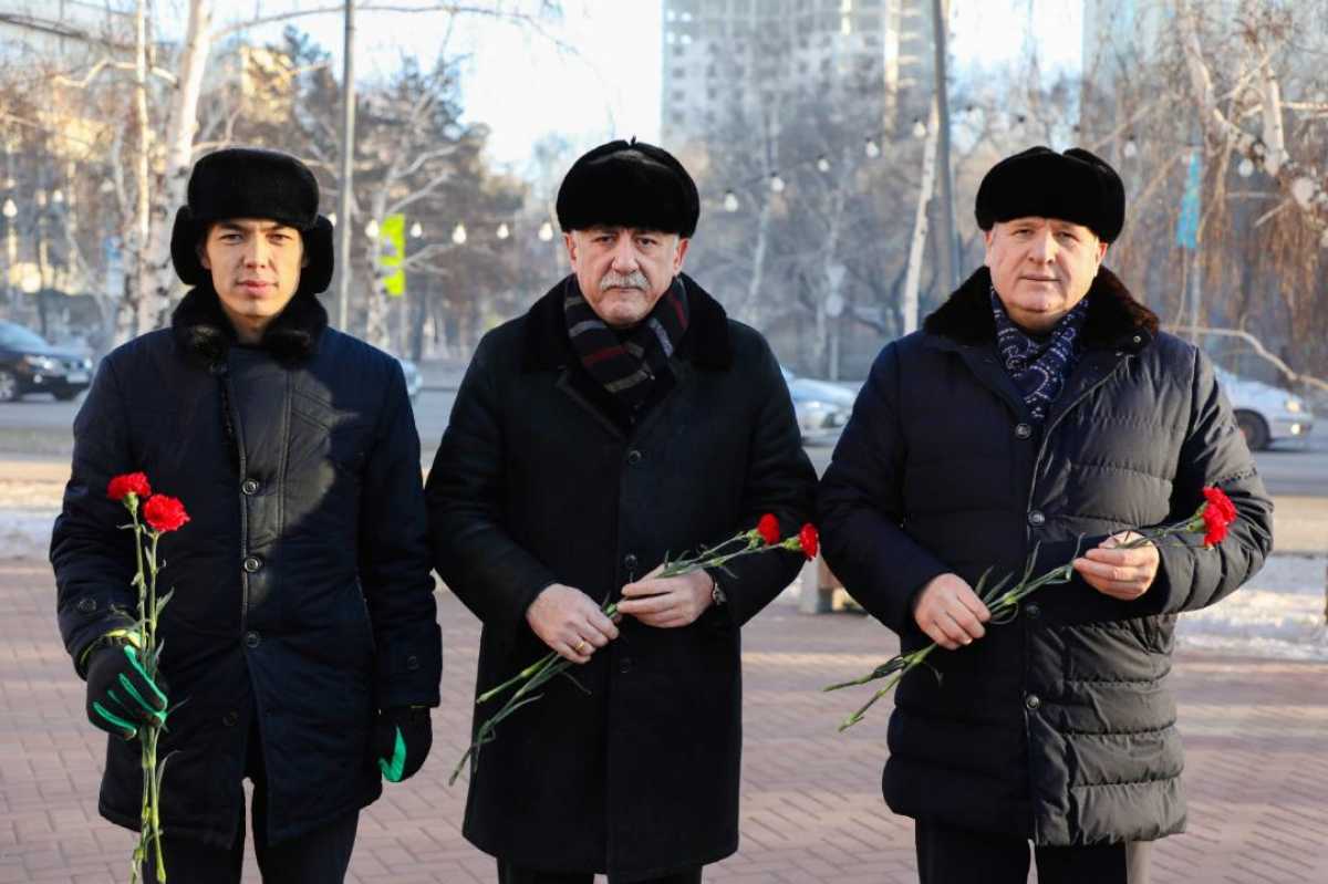 День Независимости: цветы к памятнику жертв политрепрессий и голодомора возложили в Астане