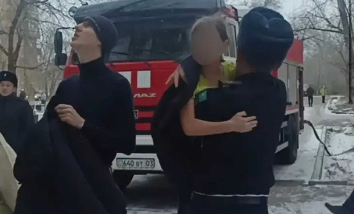 Спасших двух детей пожарных наградили в Акмолинской области