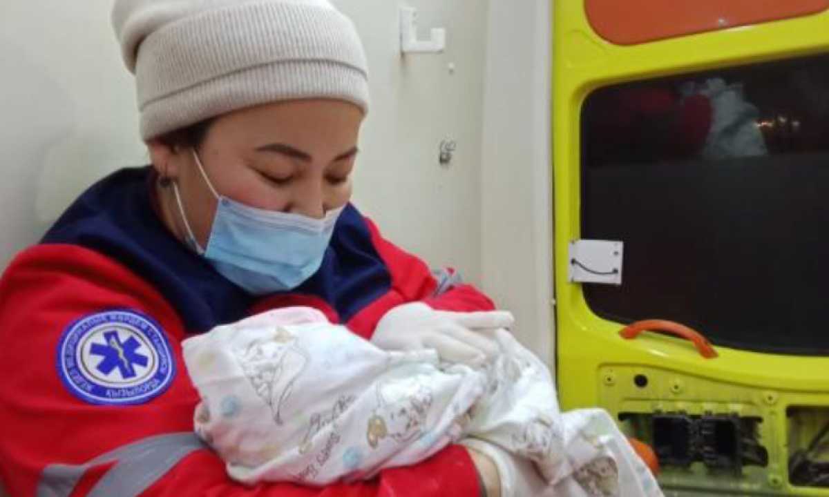 Двое фельдшеров благополучно приняли роды по дороге из аула в Кызылординской области