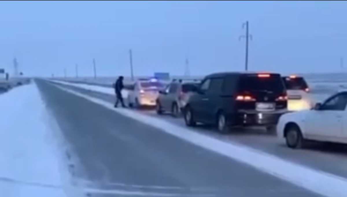 Полицейские сопроводили автоколонны в Атырауской области