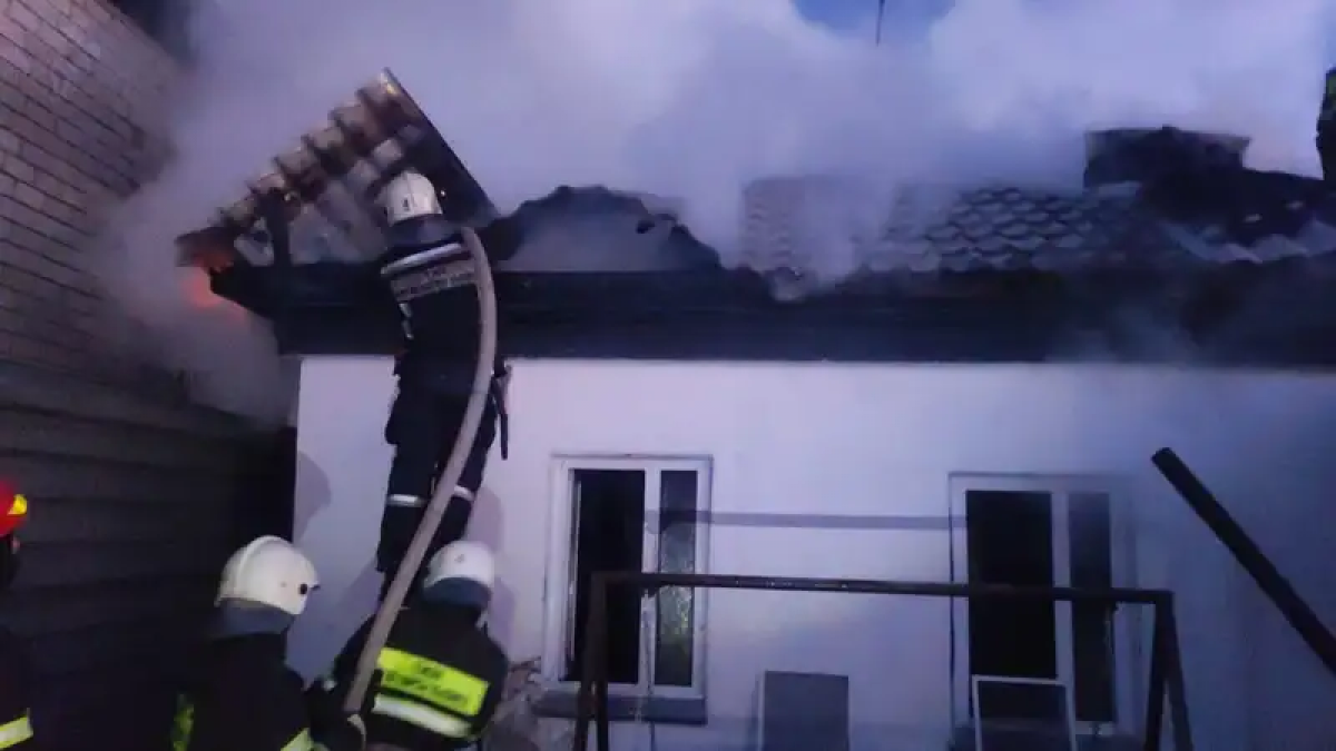 Баня загорелась в частном доме в Павлодаре