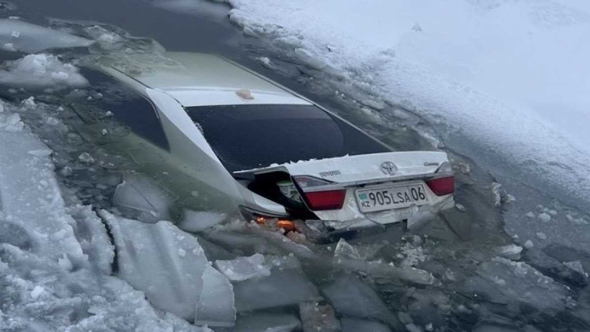 Автомобиль провалился под лёд на озере в Атырауской области
