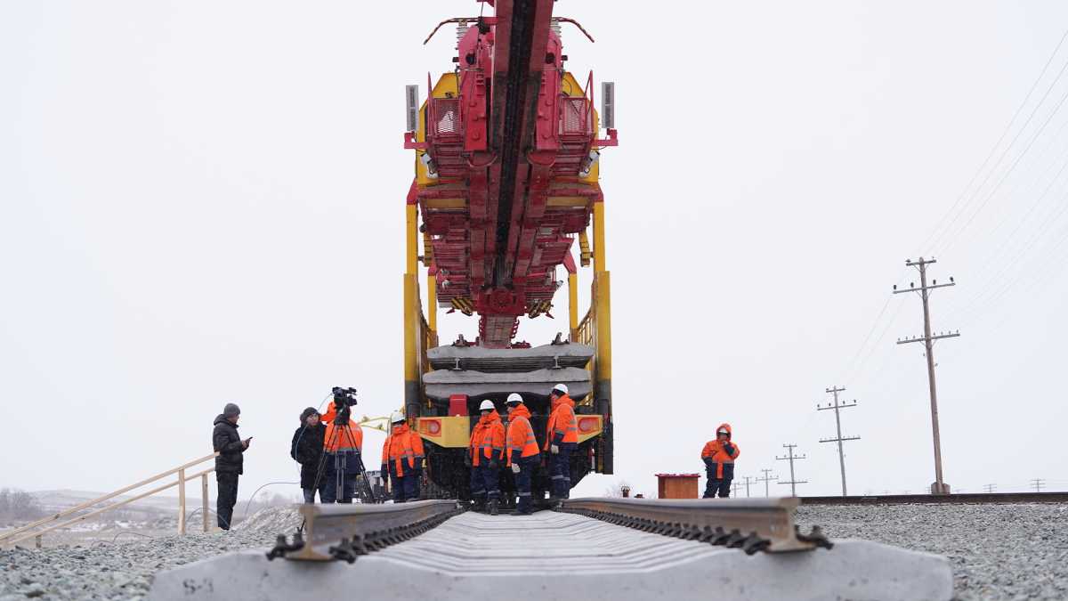 Казахстан начал строить новую железную дорогу в Китай: грузооборот увеличится ещё на 20 миллионов тонн