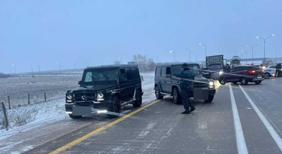 Двух водителей на Gelandewagen арестовали за выезд на закрытую трассу в Карагандинской области