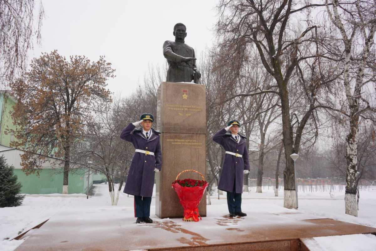113 лет со дня рождения Бауыржана Момышулы: в Вооруженных силах Казахстана провели памятные мероприятия