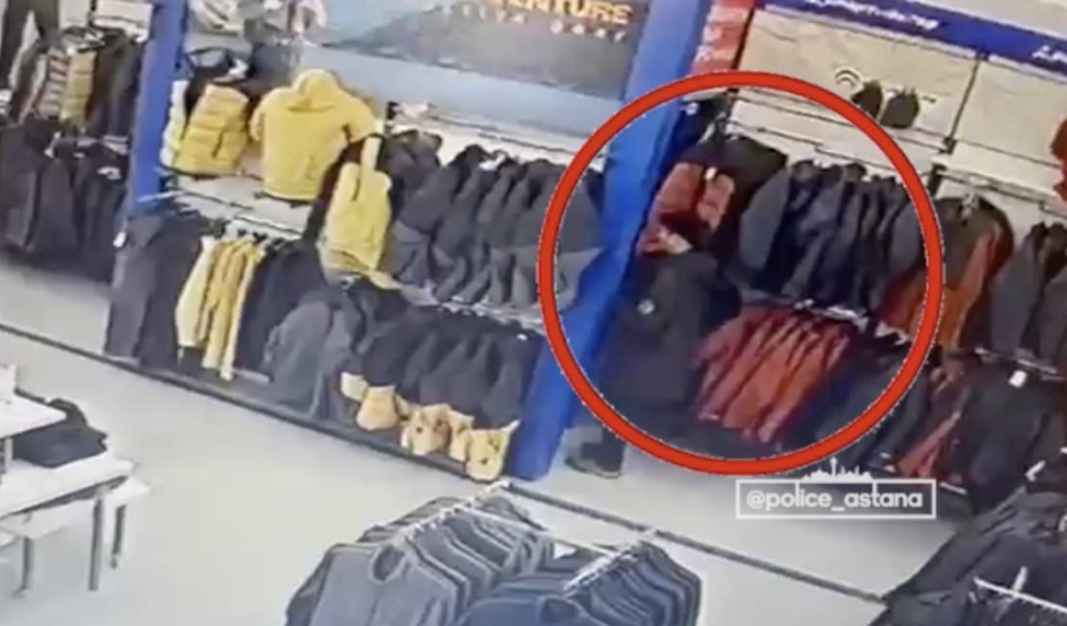 Мужчина снимал антикражные магниты и похищал одежду из магазина в Астане