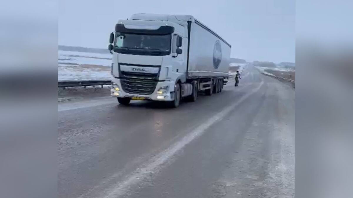 Попавшего в «погодную ловушку» водителя фуры выручили полицейские в СКО