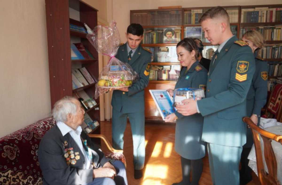 В Алматы военнослужащие поздравили ветерана ВОВ со 101-ой годовщиной