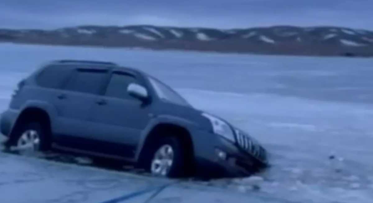 Внедорожник провалился под лёд на озере в Акмолинской области