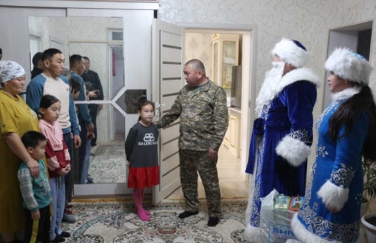 Десять детей сержанта из Кызылорды получили подарки от министра обороны РК