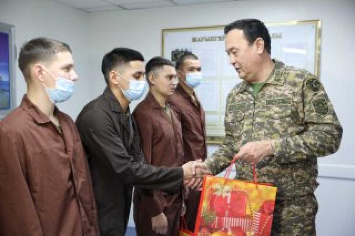 Солдат и персонал Главного военного клинического госпиталя поздравили с Новым годом