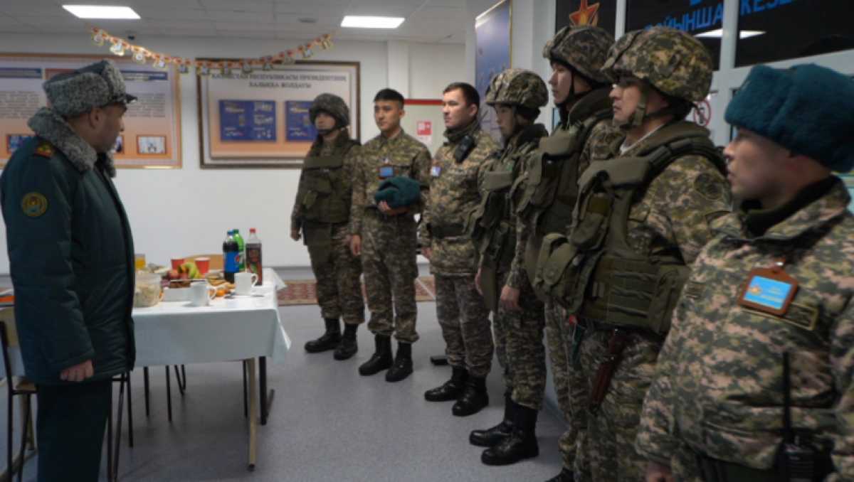 Заступивших на дежурство казахстанских военнослужащих поздравили с Новым годом