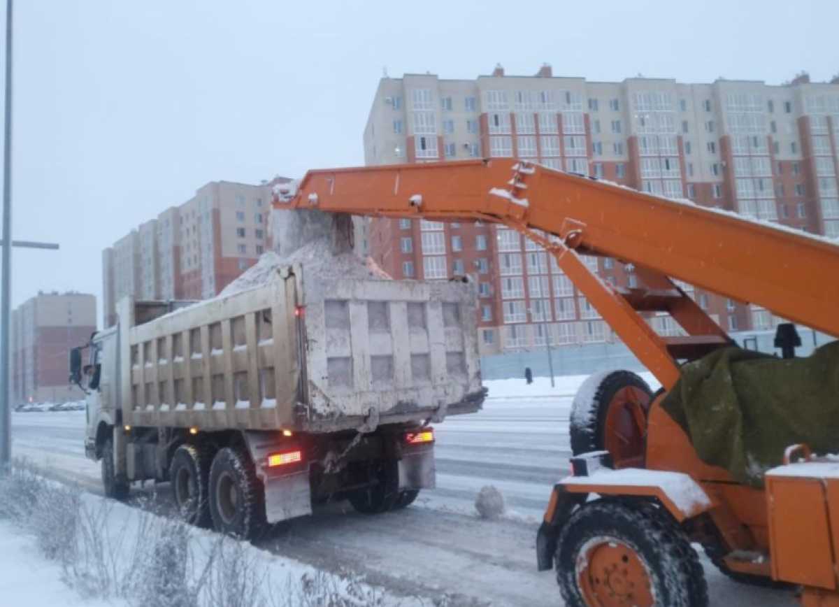 Более 2 тысяч грузовиков снега вывезли с улиц Астаны за ночь