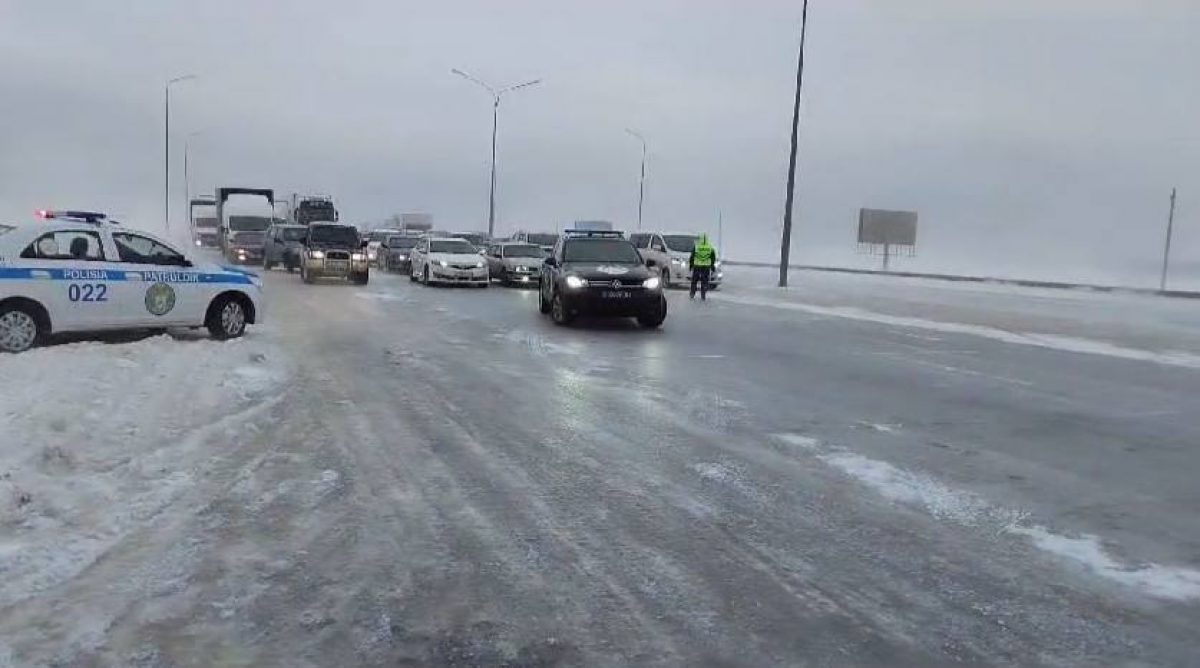 Более 6 тысяч авто сопроводили патрульные полицейские на трассах Казахстана в первые дни нового года