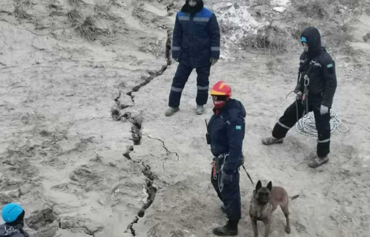 Автобус с людьми провалился под землю в Павлодарской области: в МЧС рассказали о поиско-спасательных работах
