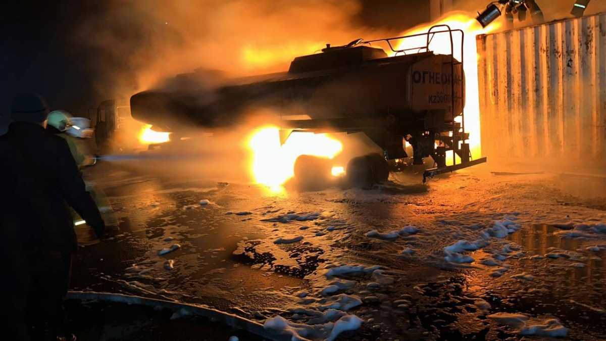 Пожарные и полицейские предотвратили возможную угрозу взрыва цистерны с бензином в Абайской области