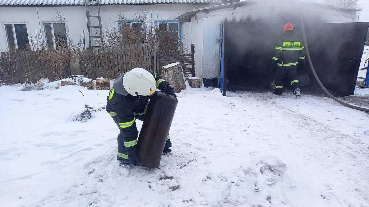 В Павлодарской области пожарные вытащили 50-литровый баллон из горящего гаража