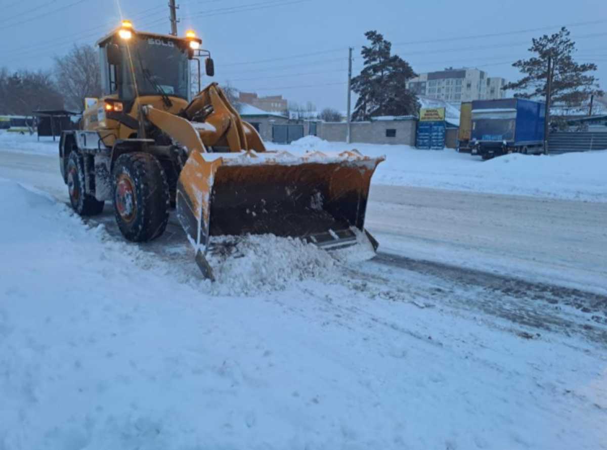 Более 1700 единиц спецтехники и порядка 2500 рабочих вышли на уборку снега в Астане