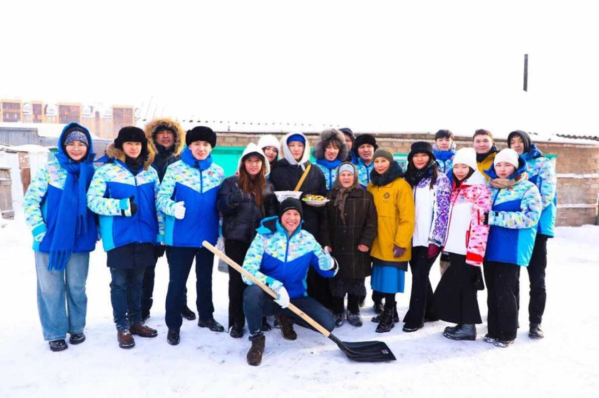 Марафон добрых дел: волонтеры Астаны помогают с уборкой снега пожилым и одиноким пенсионерам