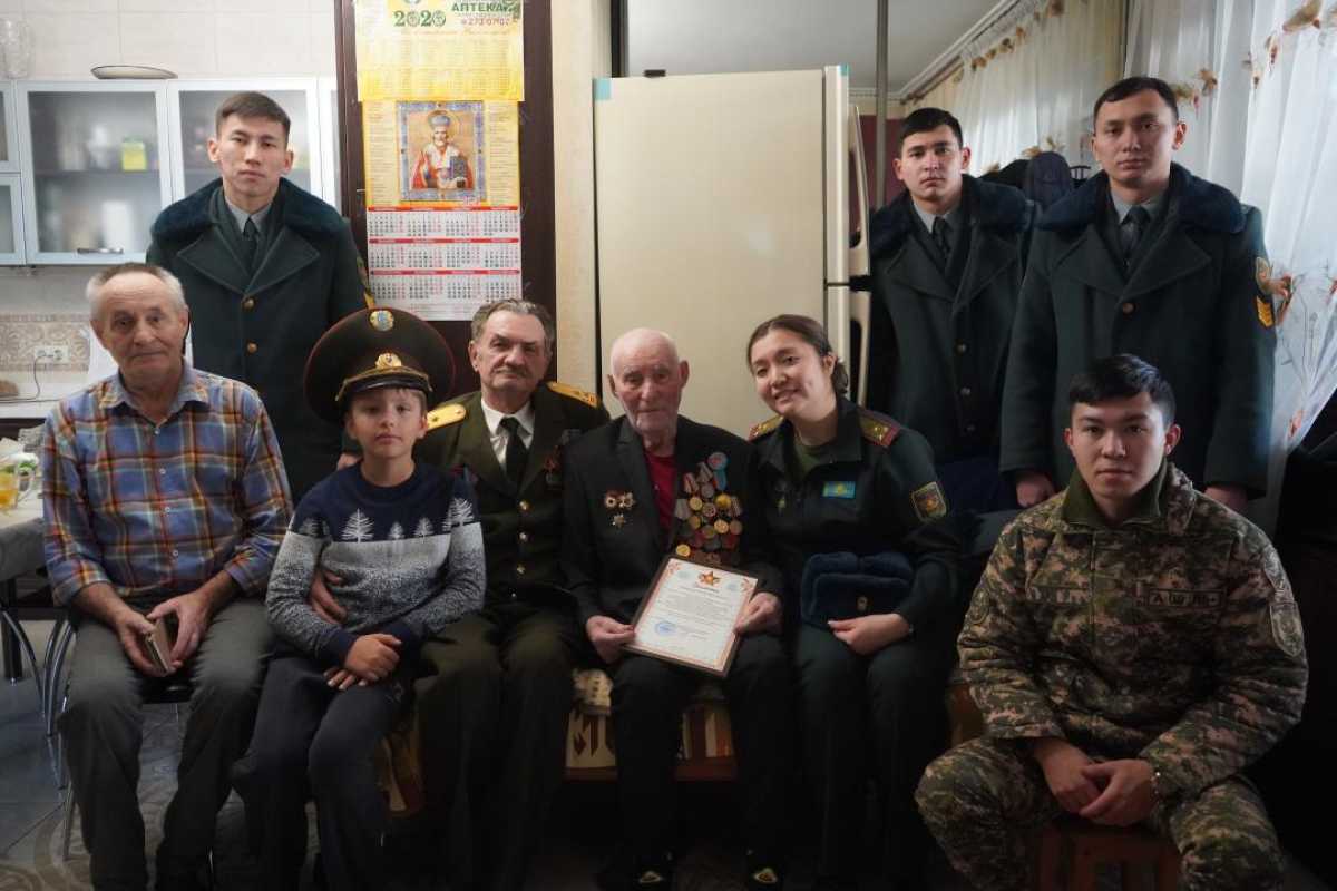 В Алматы военнослужащие поздравили ветерана войны с вековым юбилеем