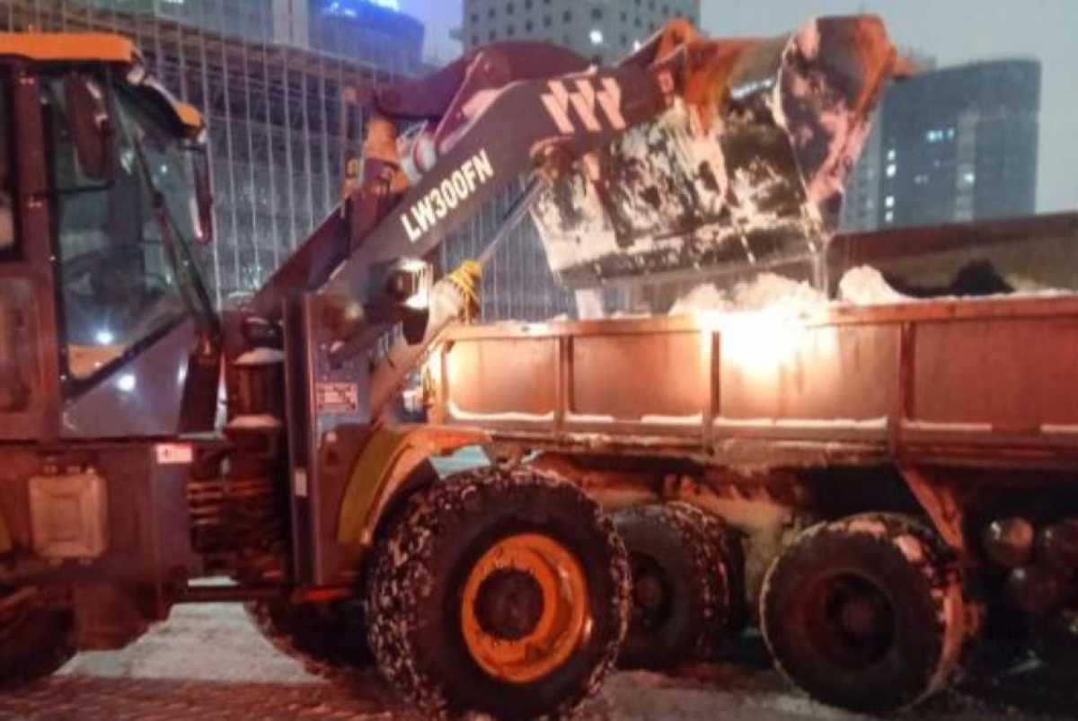 Почти 3,5 тысячи грузовиков снега вывезли с улиц Астаны за ночь