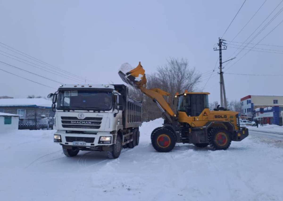 Свыше 1700 единиц спецтехники вышли на уборку снега в Астане