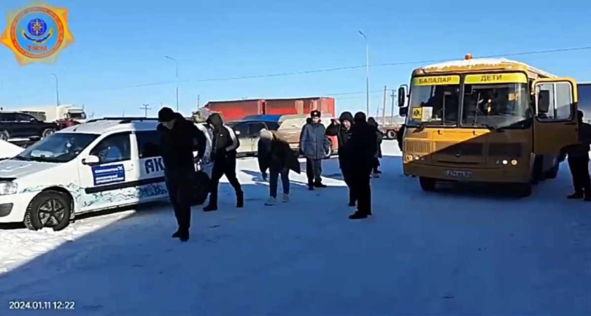 30 иностранцев эвакуировали из сломавшегося автобуса в Актюбинской области