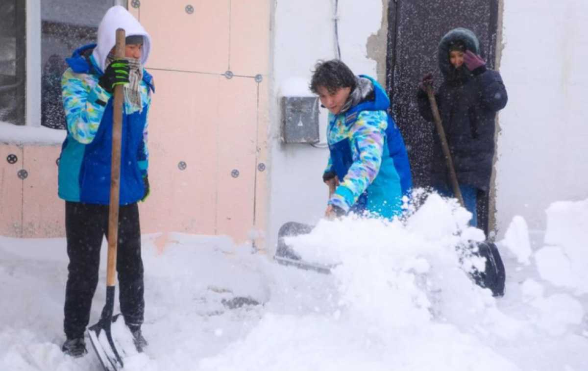 Волонтёры очистили от снега дворы пожилых людей в Астане