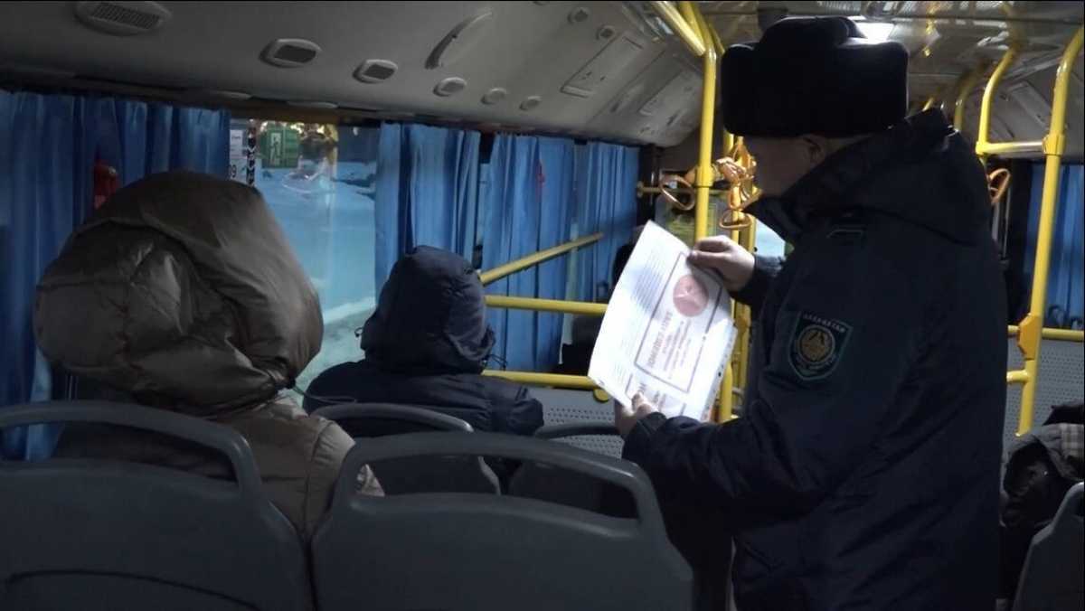 Полицейские проводят проверки в автобусах в СКО