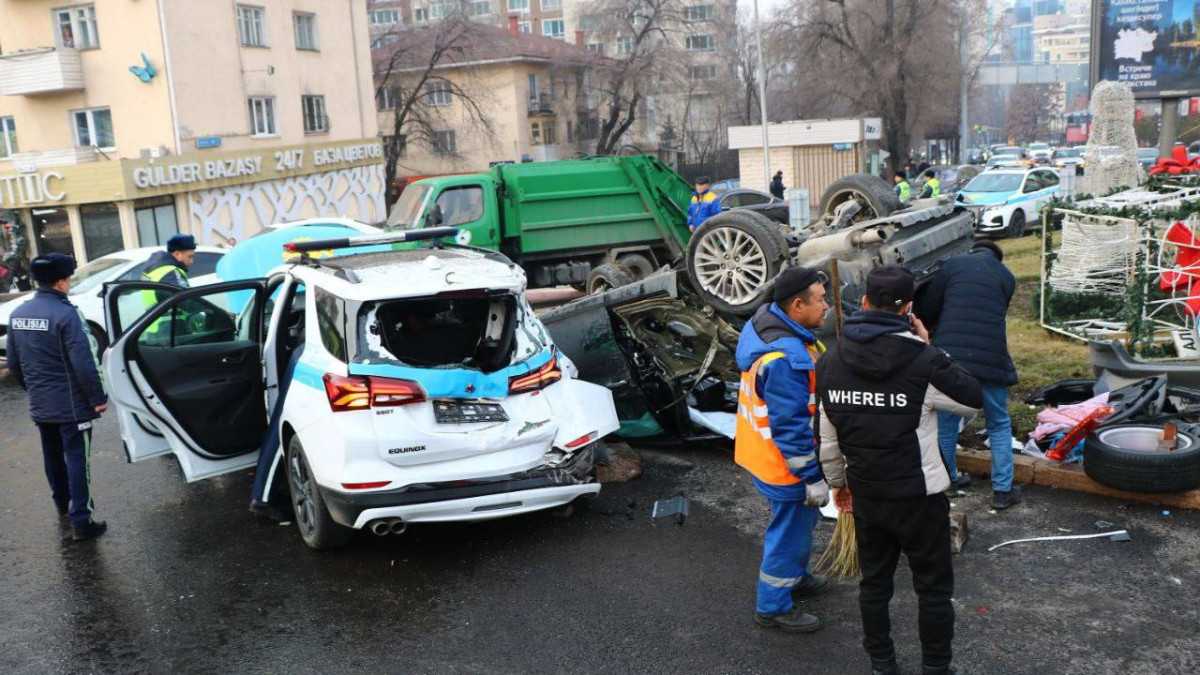Водитель потерял сознание: полицейские пострадали в жутком ДТП в Алматы