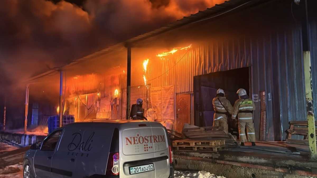 Крупный пожар произошёл на складе в Алматы