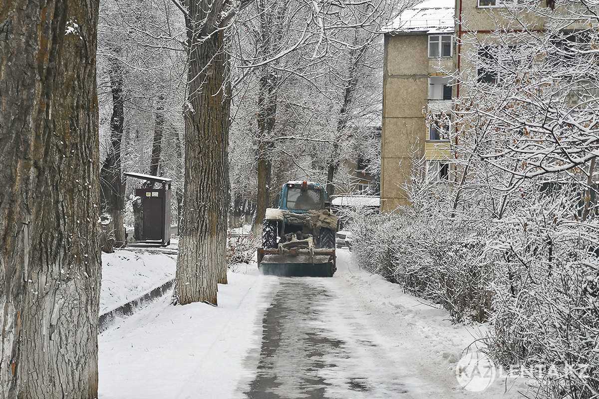 В Алматы задействовали более 400 единиц техники и тысячи работников для уборки снега