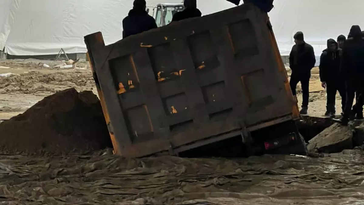 В Алматы грузовик провалился под землю