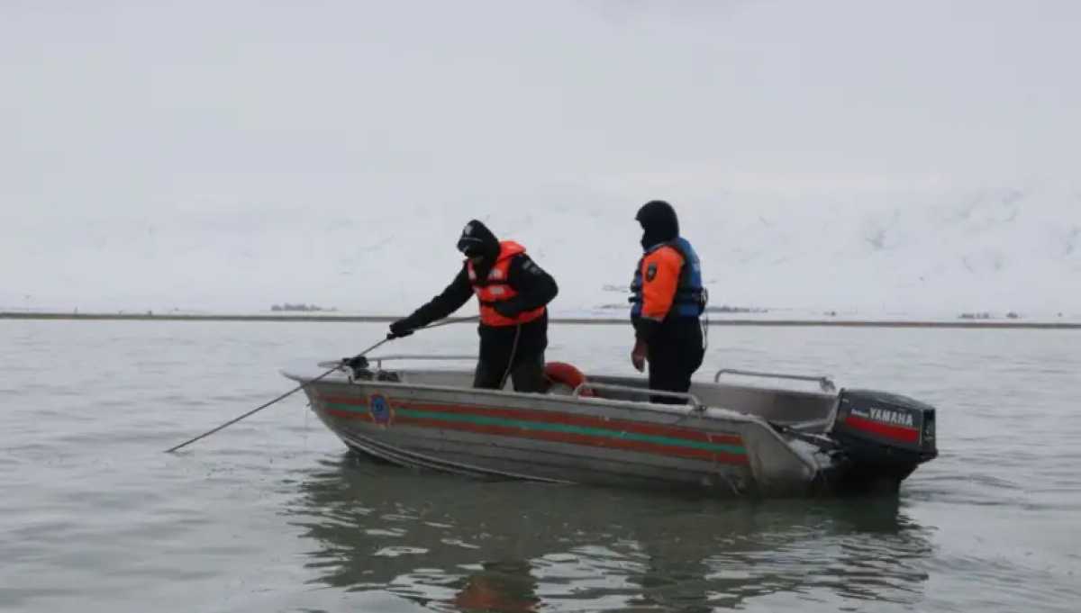Около 60 человек ищут пропавших рыбаков в Жамбылской области