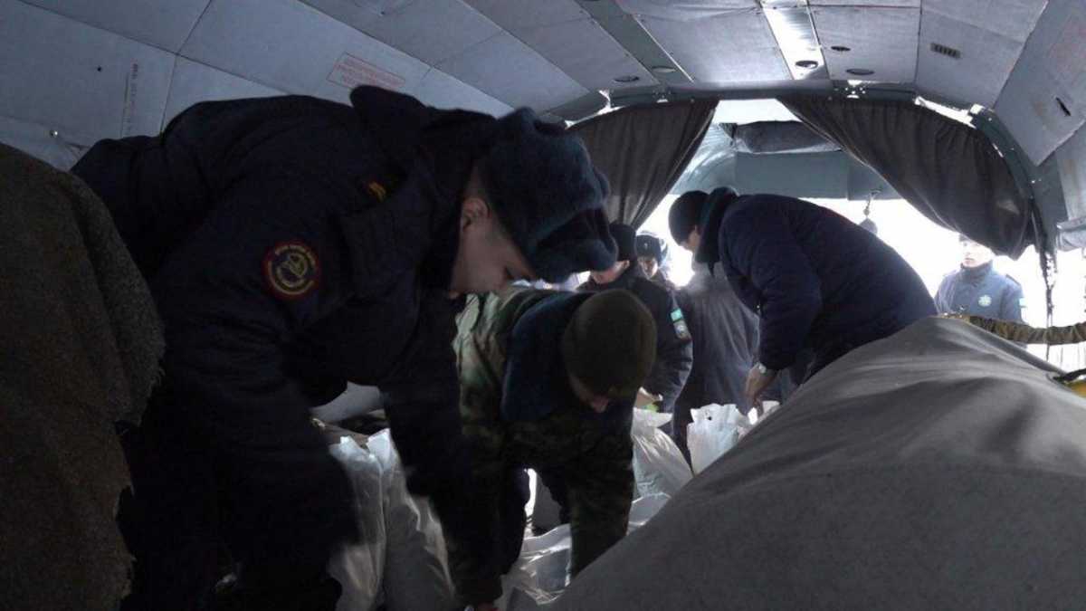В Восточном Казахстане для жителей сел вертолетом доставили продукты питания и медикаменты