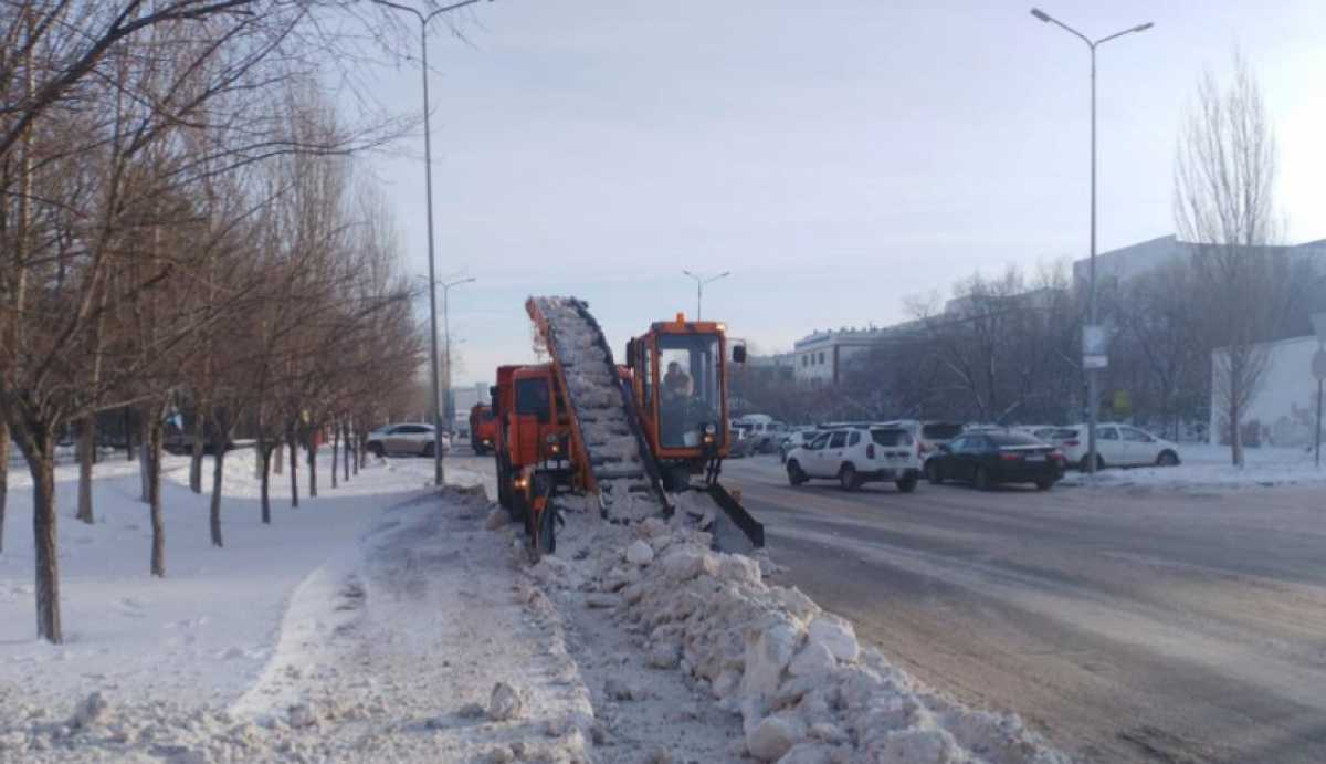 Более 1,5 тысяч единиц спецтехники убирают снег с улиц Астаны