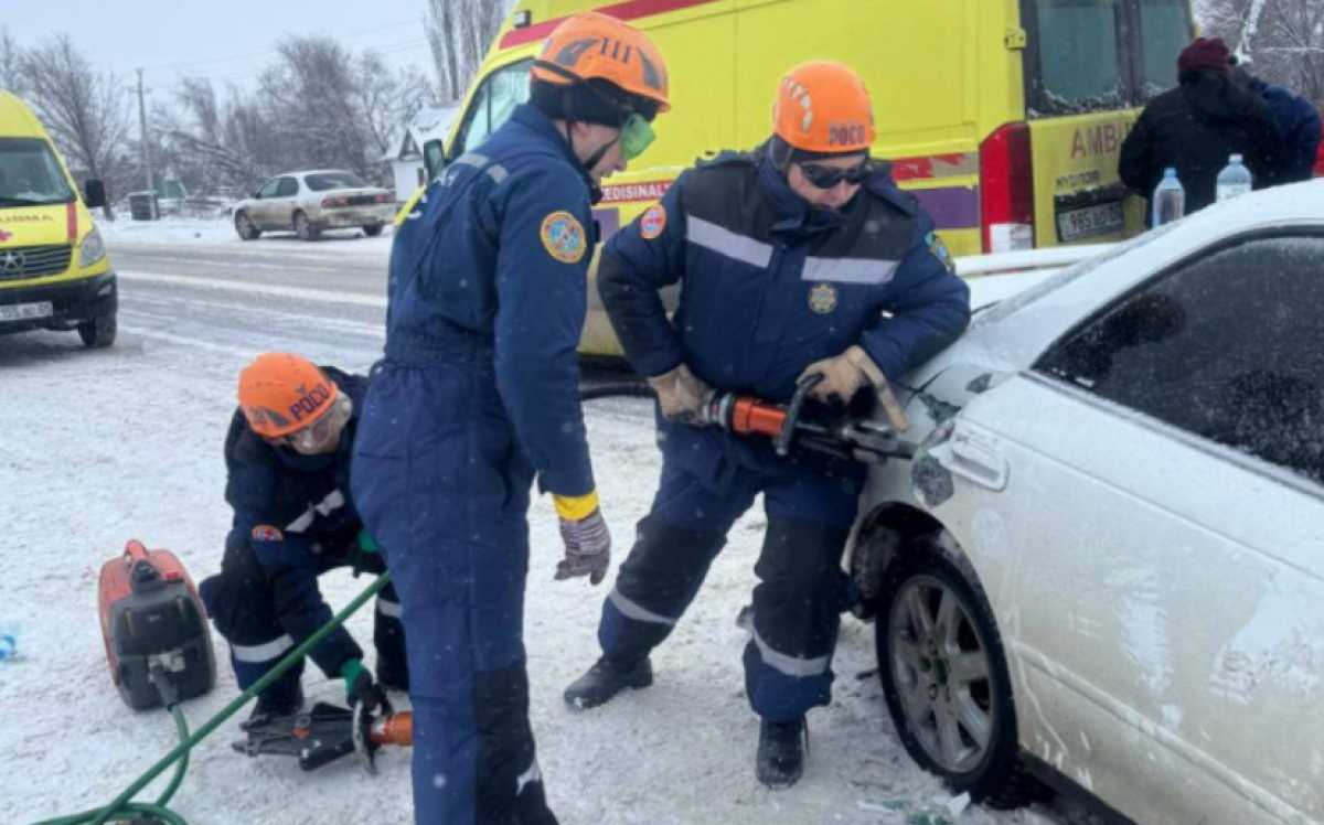 Трёх человек зажало в авто из-за ДТП в Алматинской области