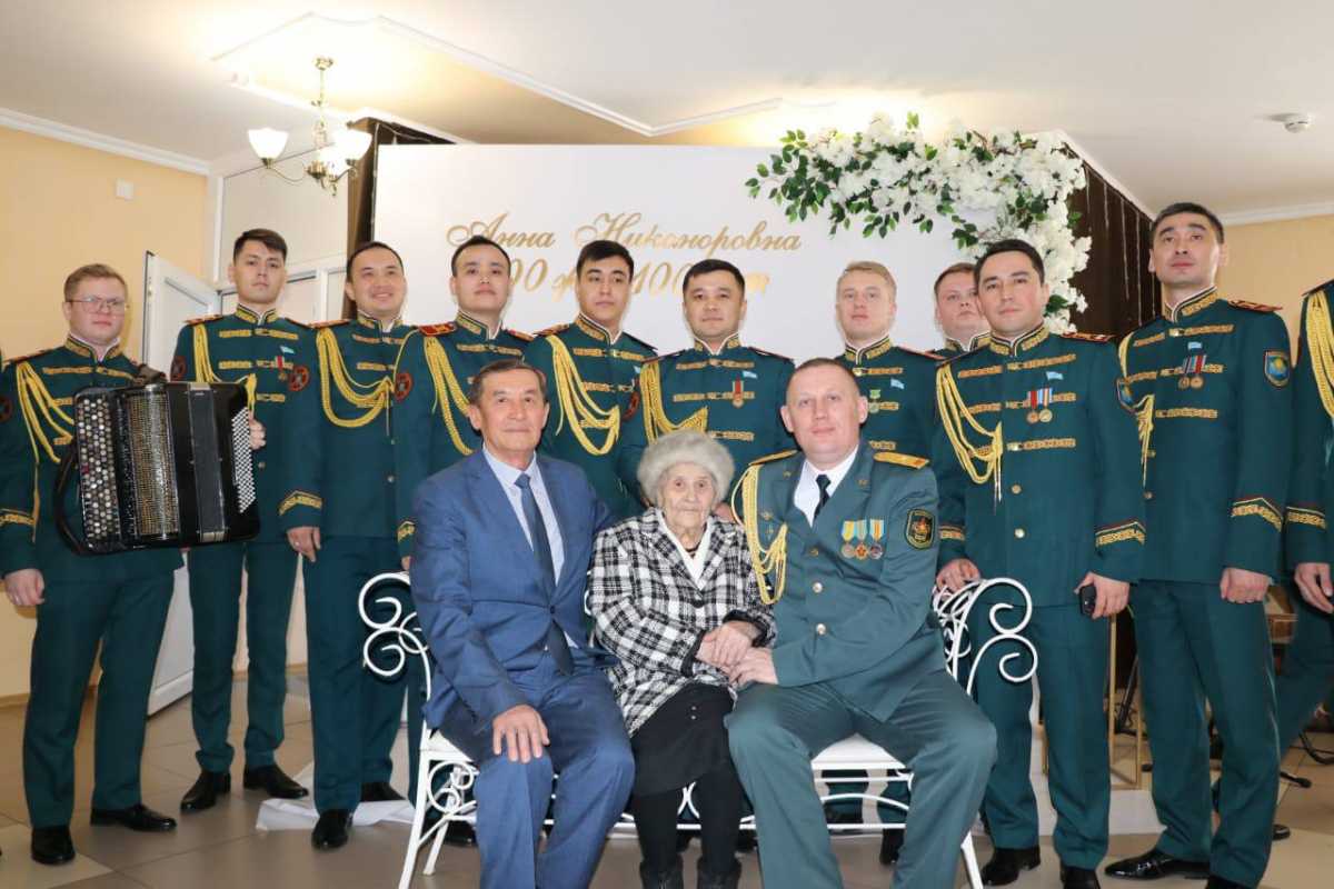 Военнослужащие поздравили ветерана ВОВ Анну Котову со столетним юбилеем